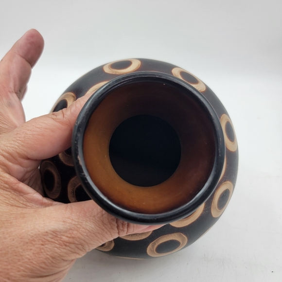 Signed Chulucanas Valeriana Peru Black Pottery Vase Circles Design - Picture 5 of 7